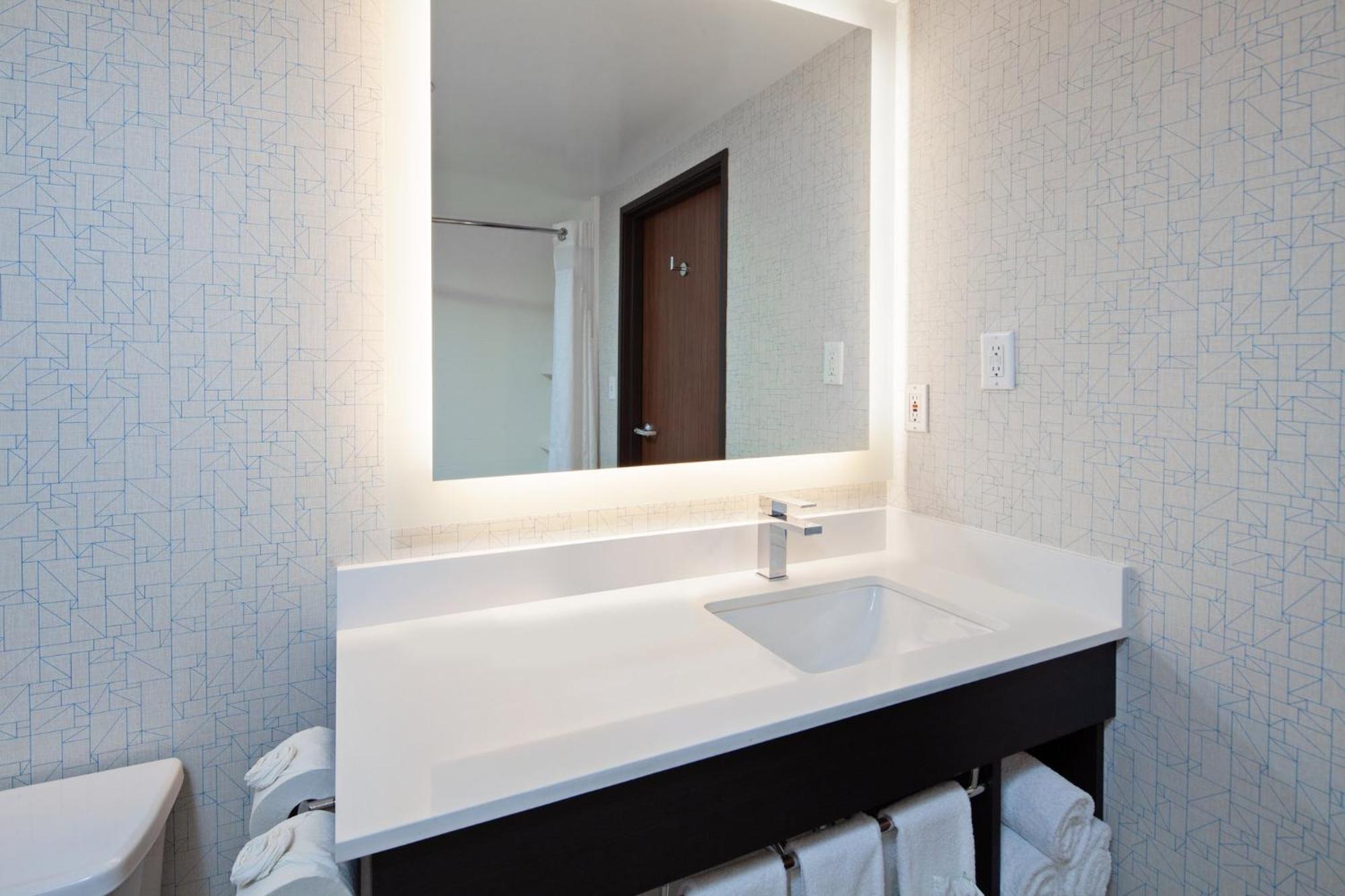 Holiday Inn Express & Suites Oakland - Airport By Ihg Exteriör bild